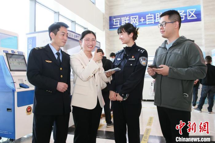 4月10日，安徽合肥，一家運輸企業(yè)負責(zé)人在工作人員的指導(dǎo)下，使用小程序辦理車管業(yè)務(wù)?！『戏示焦﹫D