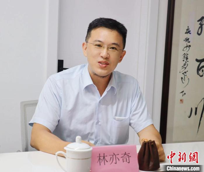 臺灣創(chuàng)新聯(lián)合建筑協(xié)會理事長林亦奇講述設(shè)立驛站愿景?！窃式?攝