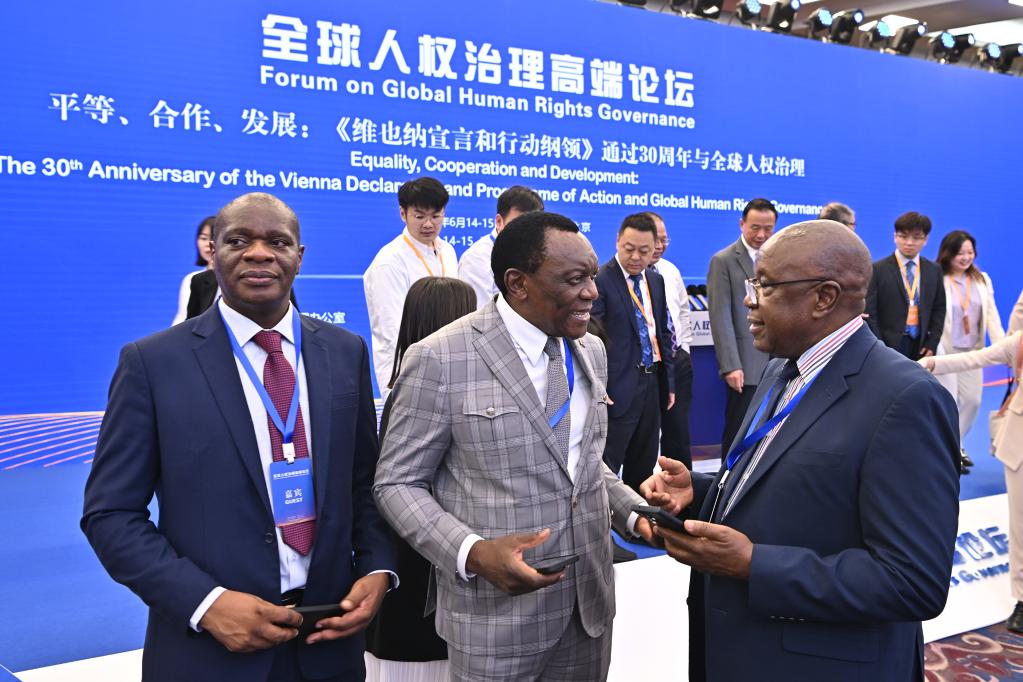 6月14日，與會者在論壇現(xiàn)場交流。新華社記者 李鑫 攝