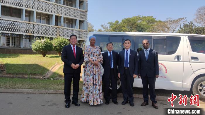 捐贈儀式現(xiàn)場?！∈茉L者供圖