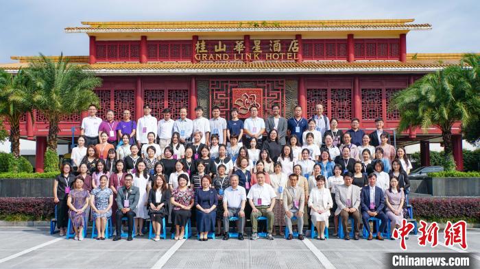 與會(huì)嘉賓合影留念。　羅詩(shī)慶 攝