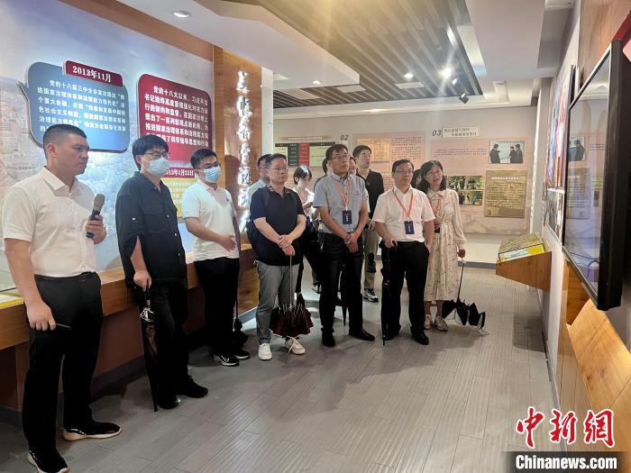 與會(huì)人員在后陳村走訪?！《做?攝