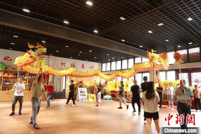 臺(tái)胞臺(tái)屬體驗(yàn)舞龍?！≈芪的裙﹫D