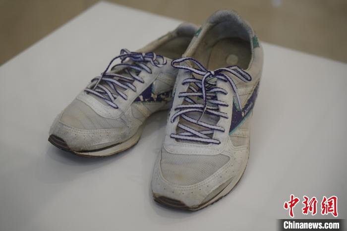 圖為展出的韓國(guó)前總統(tǒng)金泳三曾使用的慢跑鞋?！⑿?攝