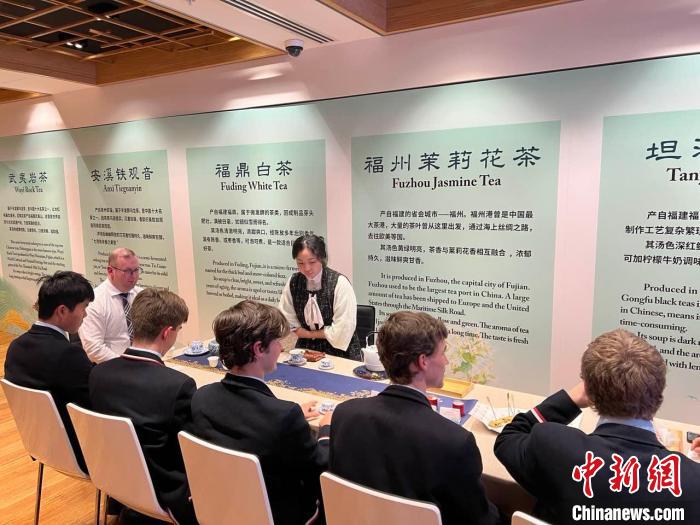 澳大利亞悉尼中學(xué)生參加“茶和天下”雅集文化體驗(yàn)活動?！☆檿r(shí)宏 攝