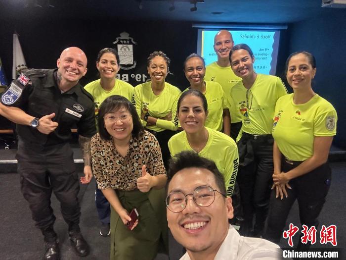 里約旅游警察上中文課?！±锛s熱內(nèi)盧天主教大學孔子學院供圖