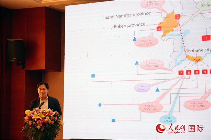 老撾計(jì)劃與投資部發(fā)展研究院院長(zhǎng)史提羅斯·拉斯福尼在活動(dòng)現(xiàn)場(chǎng)發(fā)言。人民網(wǎng)記者楊一攝