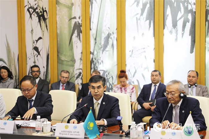 哈薩克斯坦常駐上合組織秘書處代表努爾蘭·阿科什卡羅夫介紹哈薩克斯坦接任輪值主席國(guó)后的優(yōu)先工作。人民網(wǎng) 俄布拉依攝