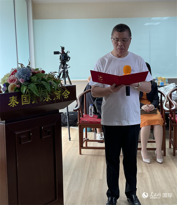 泰國(guó)浙江商會(huì)會(huì)長(zhǎng)祁曉云受泰國(guó)華僑華人和駐泰各級(jí)商會(huì)機(jī)構(gòu)委托發(fā)出倡議，華僑華人群體將積極助力亞運(yùn)會(huì)舉行。人民網(wǎng)記者 劉慧攝