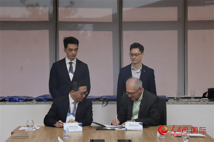 座談交流會(huì)上，中歐校友醫(yī)療健康產(chǎn)業(yè)協(xié)會(huì)與奧斯瓦爾多·克魯茲基金會(huì)簽署了合作備忘錄。人民網(wǎng)記者 時(shí)元皓攝