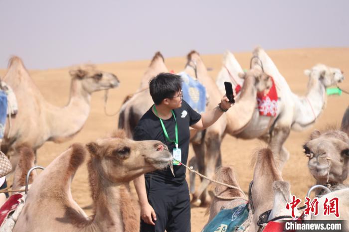 圖為臺(tái)胞體驗(yàn)大美內(nèi)蒙古。　托婭供圖