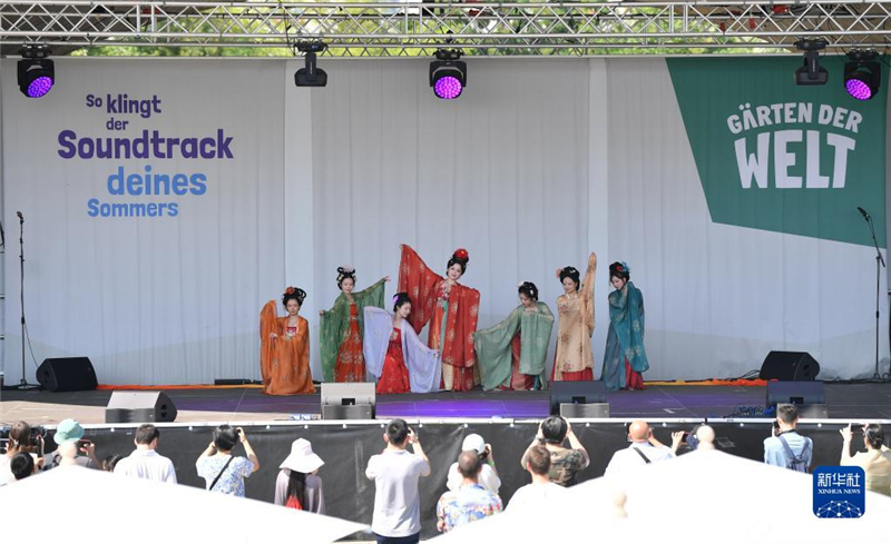 7月8日，在德國柏林世界公園，漢服愛好者進(jìn)行漢服展示。新華社記者 任鵬飛 攝