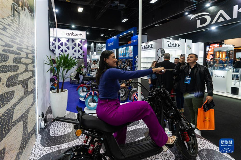 7月10日，在巴西圣保羅舉行的國際消費類電子及家用電器產(chǎn)品展覽會上，參觀者體驗一款電動自行車。新華社記者 王天聰 攝