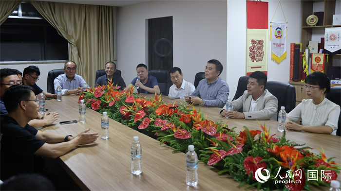 與會代表進行座談交流。（人民網(wǎng)記者  時元皓攝）