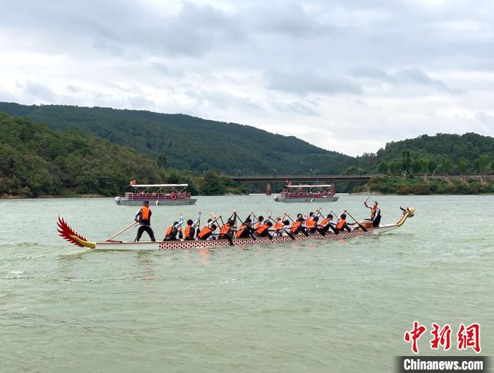 圖為龍舟賽活動(dòng)。　陳靜 攝