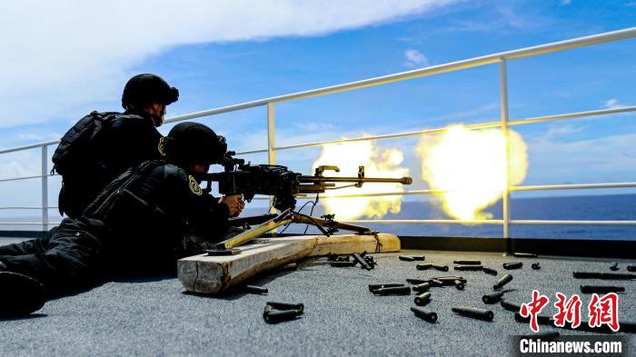 “和平方舟”號醫(yī)院船在西太平洋海域進行反恐反海盜演練。圖為火力組隊員進行警告射擊?！⌒煳?攝