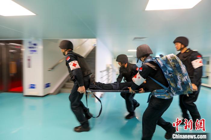 “和平方舟”號醫(yī)院船在西太平洋海域進行反恐反海盜演練。圖為醫(yī)療救護組在轉運“傷員”。　徐巍 攝