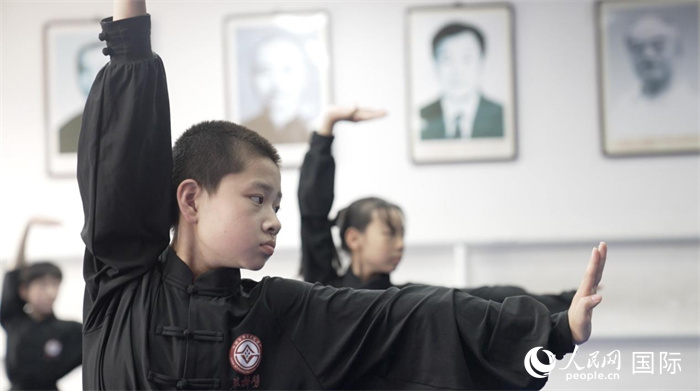 正在練習(xí)劈掛拳的武術(shù)學(xué)童。人民網(wǎng)記者 袁蒙攝