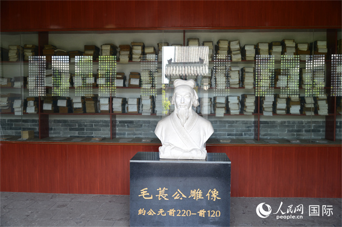 河間詩經(jīng)齋毛萇雕像。雕像后書櫥中陳列的是歷代各版本《詩經(jīng)》及譯本。 人民網(wǎng) 趙昭攝