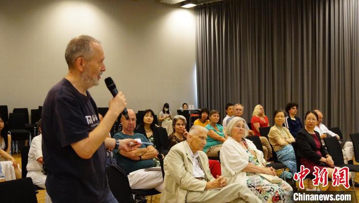圖為現(xiàn)場觀眾提問。　柏林中國文化中心供圖