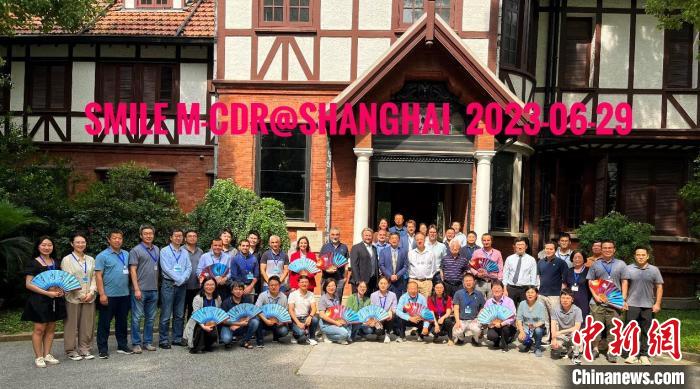 “微笑”衛(wèi)星(SMILE)任務(wù)中歐聯(lián)合轉(zhuǎn)正樣設(shè)計(jì)評(píng)審會(huì)合影?！≈锌圃簢?guó)家空間科學(xué)中心 供圖