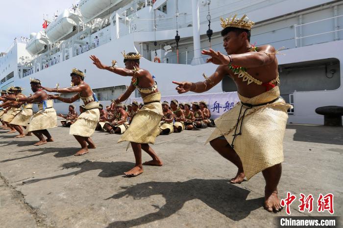 基方民眾表演當(dāng)?shù)靥厣璧?，歡迎“和平方舟”號醫(yī)院船來訪?！⌒煳?攝