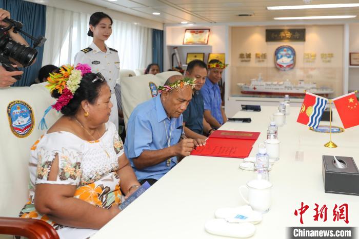 基里巴斯總統(tǒng)塔內(nèi)?！ゑR茂為“和平方舟”醫(yī)院船留言?！⌒煳?攝