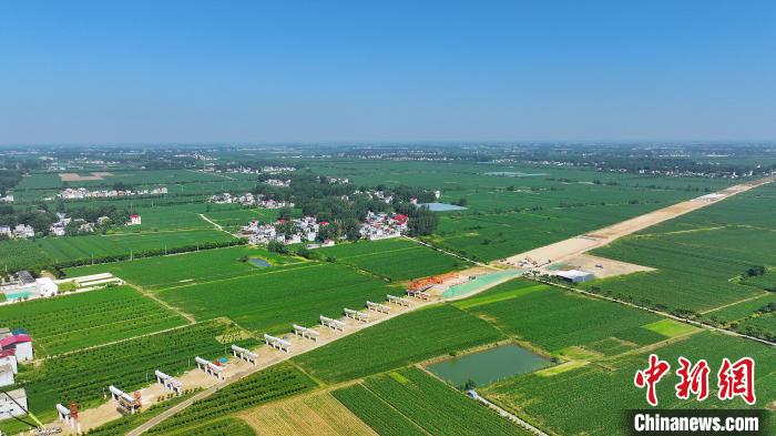 航拍合(肥)周(口)高速潁臨段8標(biāo)架梁施工現(xiàn)場。　劉玉才 攝