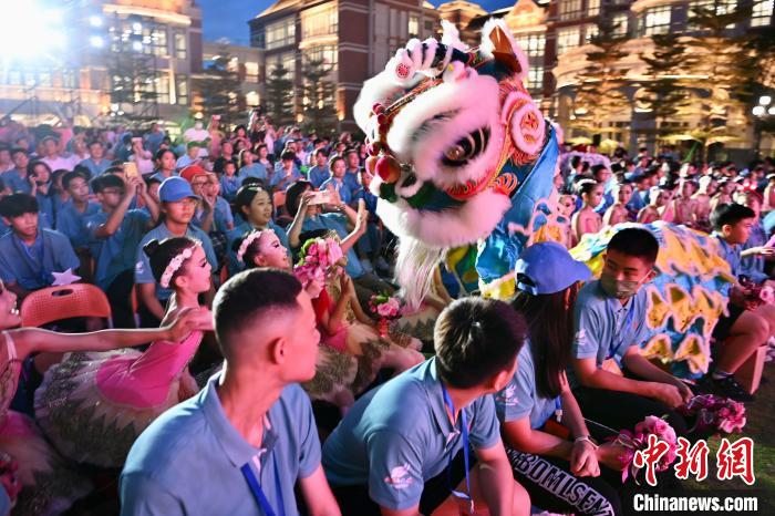 舞獅表演與現(xiàn)場觀眾互動(dòng)?！⊥鯑|明 攝