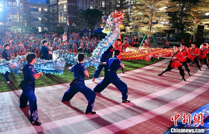 兩岸青少年同臺(tái)呈現(xiàn)龍獅表演?！⊥鯑|明 攝