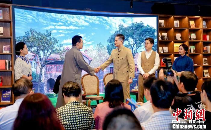 實(shí)驗(yàn)舞臺劇《握手》片段?！↑S浦區(qū)委統(tǒng)戰(zhàn)部供圖