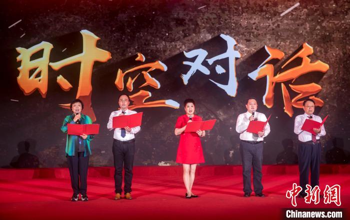 陶侃與陳望道之孫陳曉帆、顏福慶之孫顏志淵、榮毅仁侄女榮智豐深情朗誦《與統(tǒng)戰(zhàn)先輩的時(shí)空對(duì)話》。　張昊 攝