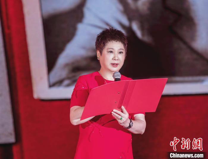 7月16日，榮智豐在2023年上海統(tǒng)戰(zhàn)文化周開幕活動中朗誦《與統(tǒng)戰(zhàn)先輩的時空對話》。　張昊 攝