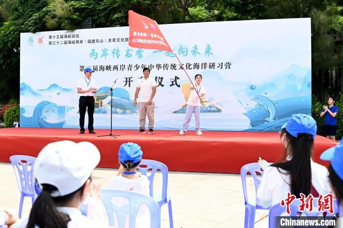 研習(xí)營授旗儀式?！埥鸫?攝