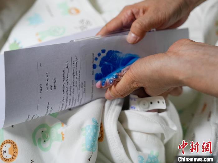 醫(yī)護(hù)人員為新生兒留下腳印?！?攝