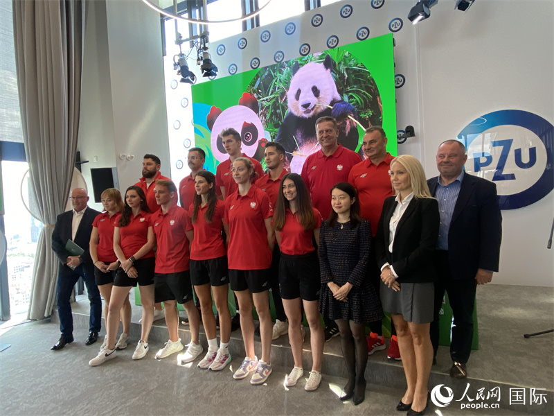 嘉賓與代表團(tuán)代表合影。人民網(wǎng)記者 禹麗敏攝