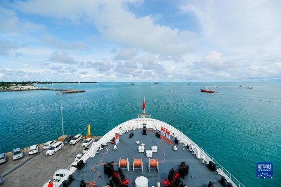 7月22日，中國(guó)海軍“和平方舟”號(hào)醫(yī)院船駛離基里巴斯首都塔拉瓦。當(dāng)?shù)貢r(shí)間22日上午10時(shí)，執(zhí)行“和諧使命-2023”任務(wù)的中國(guó)海軍“和平方舟”號(hào)醫(yī)院船圓滿結(jié)束對(duì)基里巴斯的首次訪問，駛離基里巴斯首都塔拉瓦，前往本次任務(wù)的第二站湯加努庫(kù)阿洛法港。新華社發(fā)（黎宇 攝）