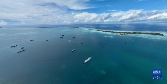7月22日，中國(guó)海軍“和平方舟”號(hào)醫(yī)院船結(jié)束基里巴斯訪問，駛離塔拉瓦港。新華社發(fā)（桂江波 攝）