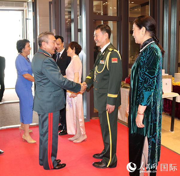 國防武官胡德君大校迎接賓客。人民網記者李強攝