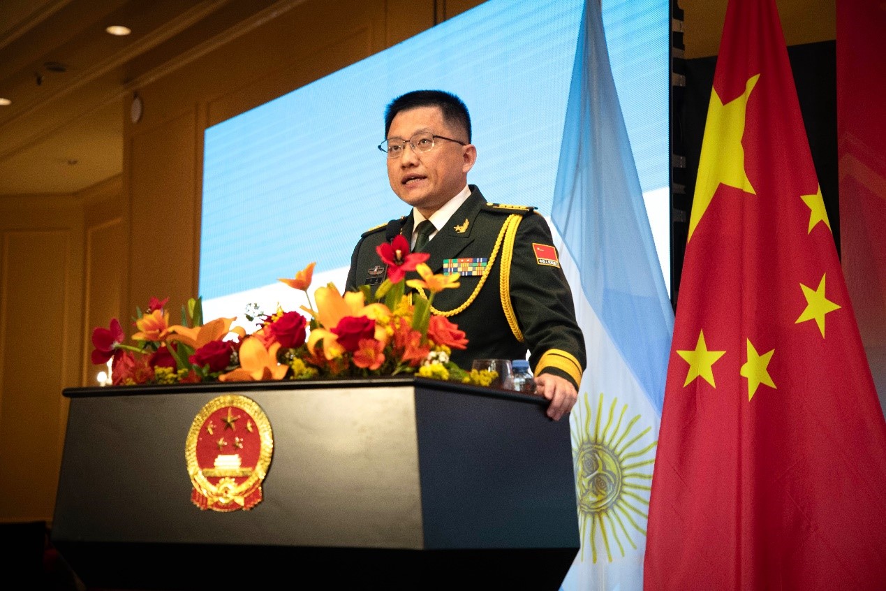 中國(guó)駐阿根廷大使館武官劉淼大校致辭。中國(guó)駐阿根廷大使館供圖
