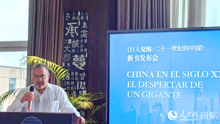 羅德里格斯博士現(xiàn)場介紹著作。吳志華攝