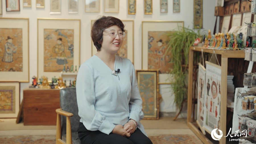 圖為瓷器修復(fù)藝術(shù)家王京。人民網(wǎng)記者 張若涵攝