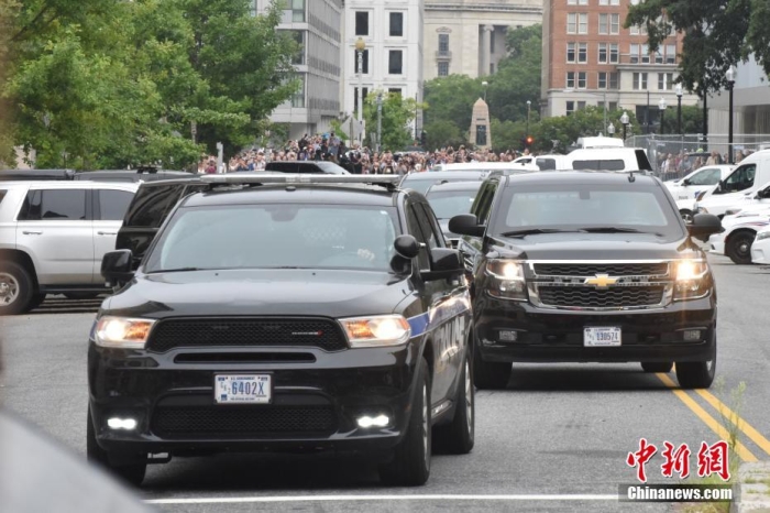 圖為結(jié)束出庭后，特朗普車隊駛離聯(lián)邦法院。<a target='_blank' href='/'><p  align=