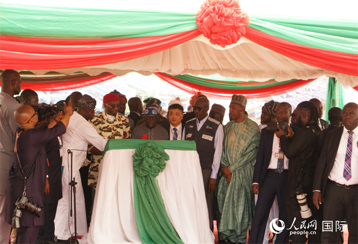 尼日利亞提努布為項目揭牌。人民網(wǎng)記者 姜宣攝
