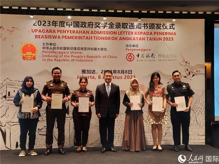陸慷大使與獲得中國政府獎(jiǎng)學(xué)金的印尼學(xué)子合影。 人民網(wǎng)記者 李培松攝