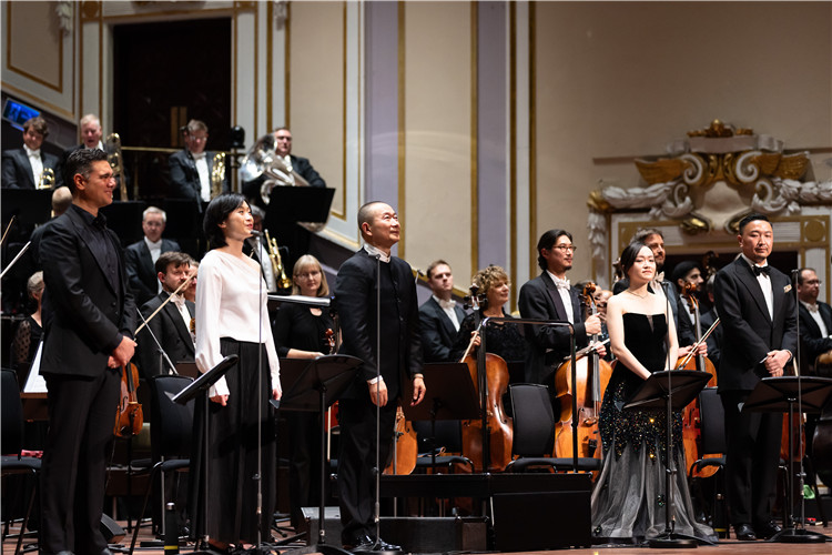 圖片說(shuō)明： 8月5日，2023愛(ài)丁堡國(guó)際藝術(shù)節(jié)開(kāi)幕式音樂(lè)會(huì)《慈悲頌》的演出現(xiàn)場(chǎng)。照片由藝術(shù)節(jié)組委會(huì)提供