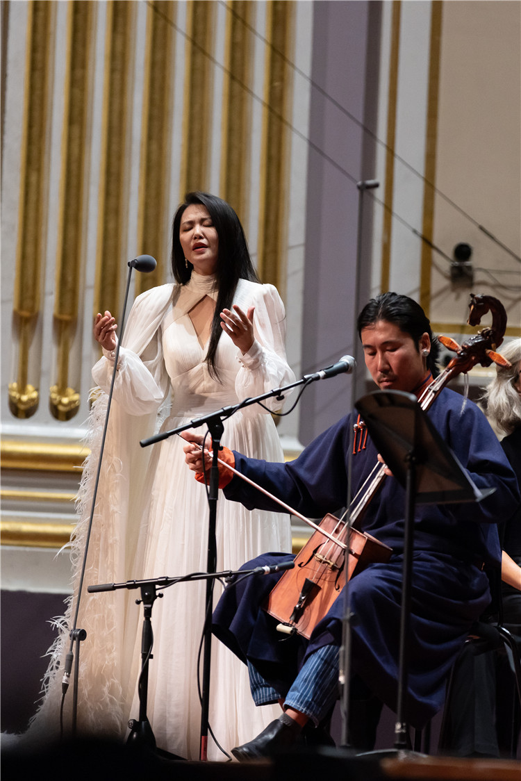 圖片說(shuō)明： 8月5日，2023愛(ài)丁堡國(guó)際藝術(shù)節(jié)開(kāi)幕式音樂(lè)會(huì)《慈悲頌》的演出現(xiàn)場(chǎng)。藝術(shù)節(jié)組委會(huì)供圖