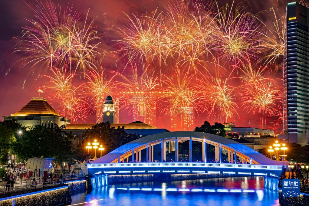 這是8月9日在新加坡國慶慶典上拍攝的煙花。