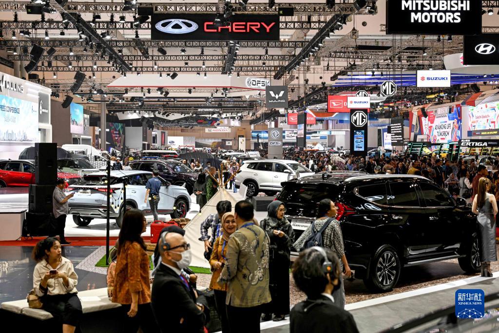8月10日，在印度尼西亞萬(wàn)丹省唐格朗的印尼會(huì)展中心，人們?cè)?023年印尼國(guó)際汽車(chē)展上參觀(guān)。新華社發(fā)（阿貢攝）