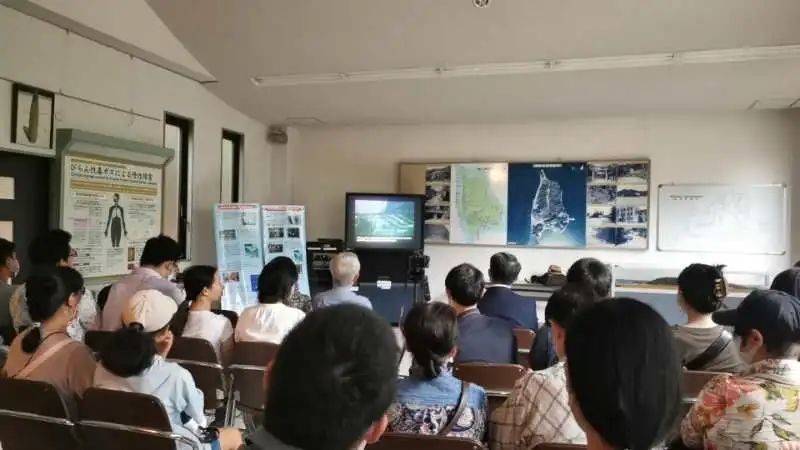 觀看日軍發(fā)動毒氣戰(zhàn)的影像資料。中國駐大阪總領(lǐng)事館供圖